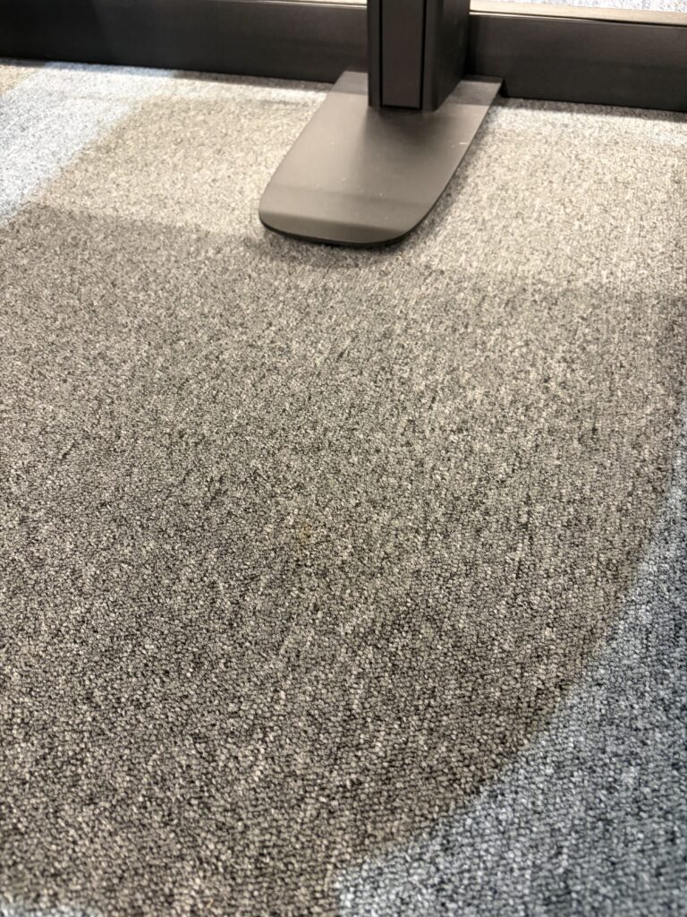 Schoon en gerenoveerd kantoortapijt (Premium standaard) na een gerichte Vezel Care-vlekbehandeling in Brussel.